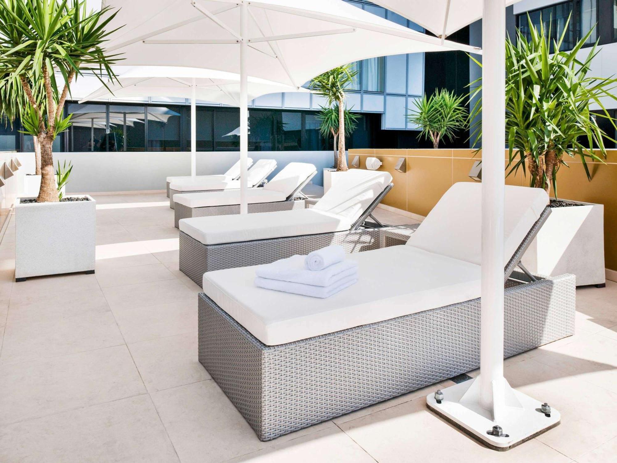 The Olsen Melbourne Art Series Exteriör bild The rooftop pool at the Hotel