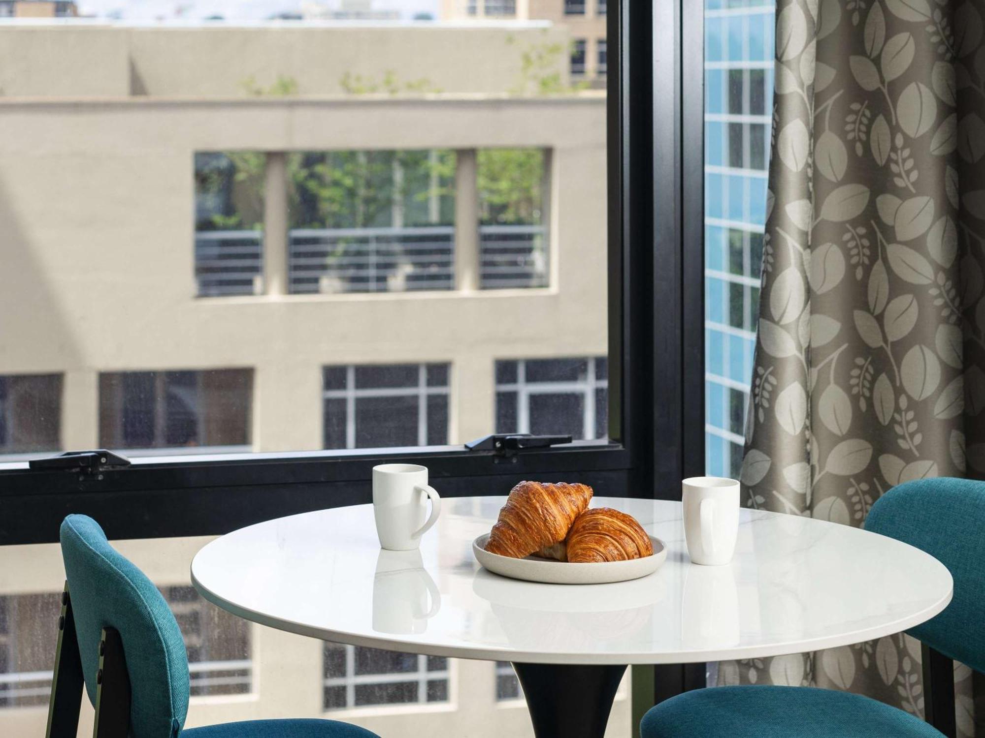 The Olsen Melbourne Art Series Exteriör bild A table and chairs