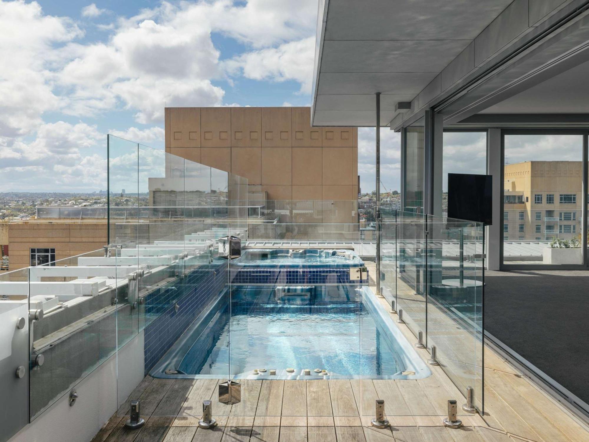 The Olsen Melbourne Art Series Exteriör bild The rooftop pool at the hotel