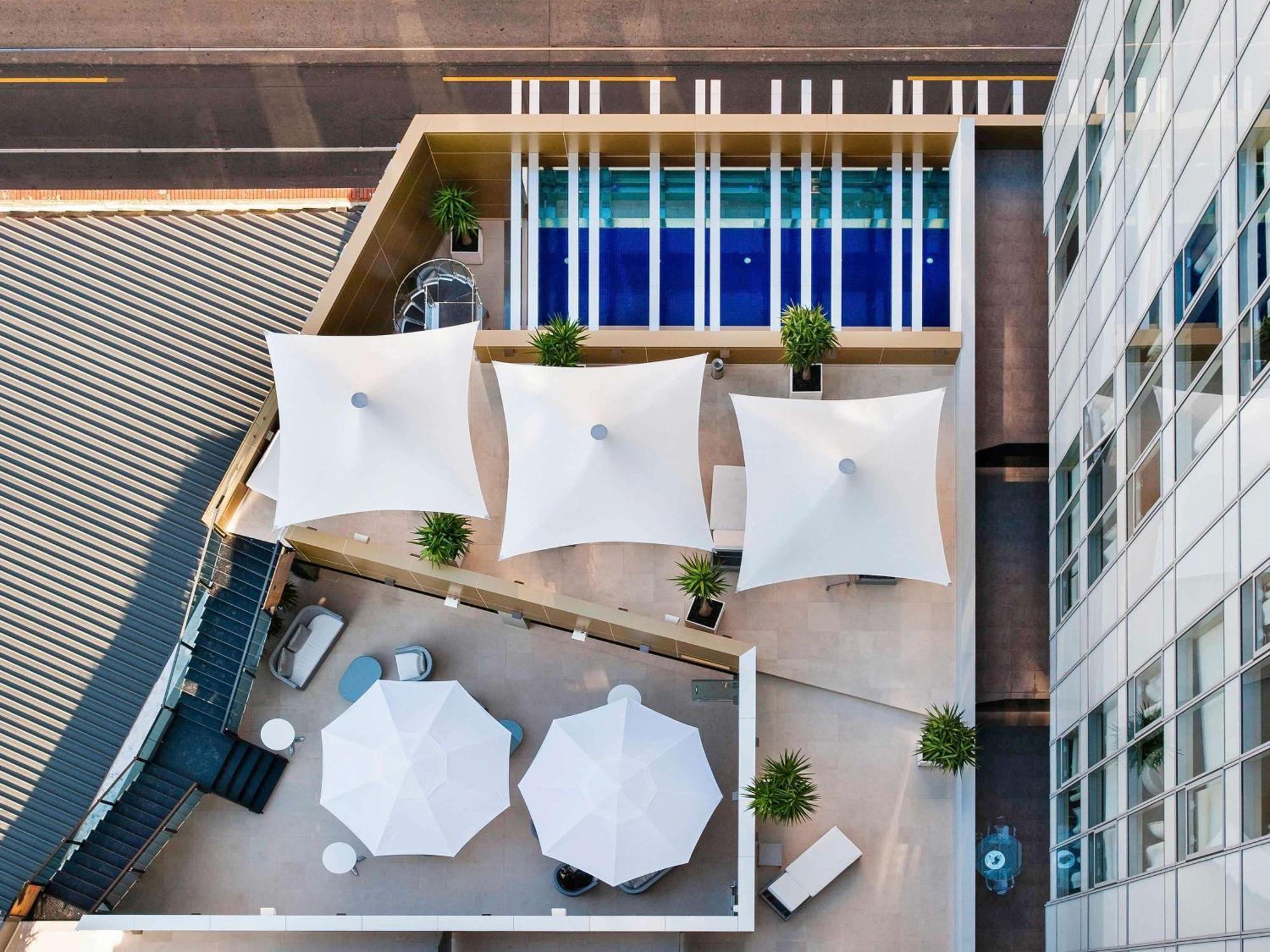 The Olsen Melbourne Art Series Exteriör bild The rooftop pool at the hotel